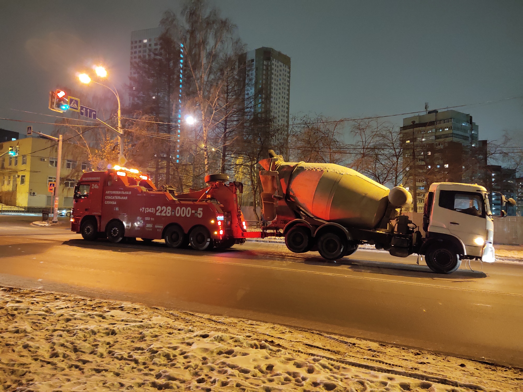 Yesterday I found out what a tow truck for a concrete mixer looks like - My, Tow truck, Technics, Auto