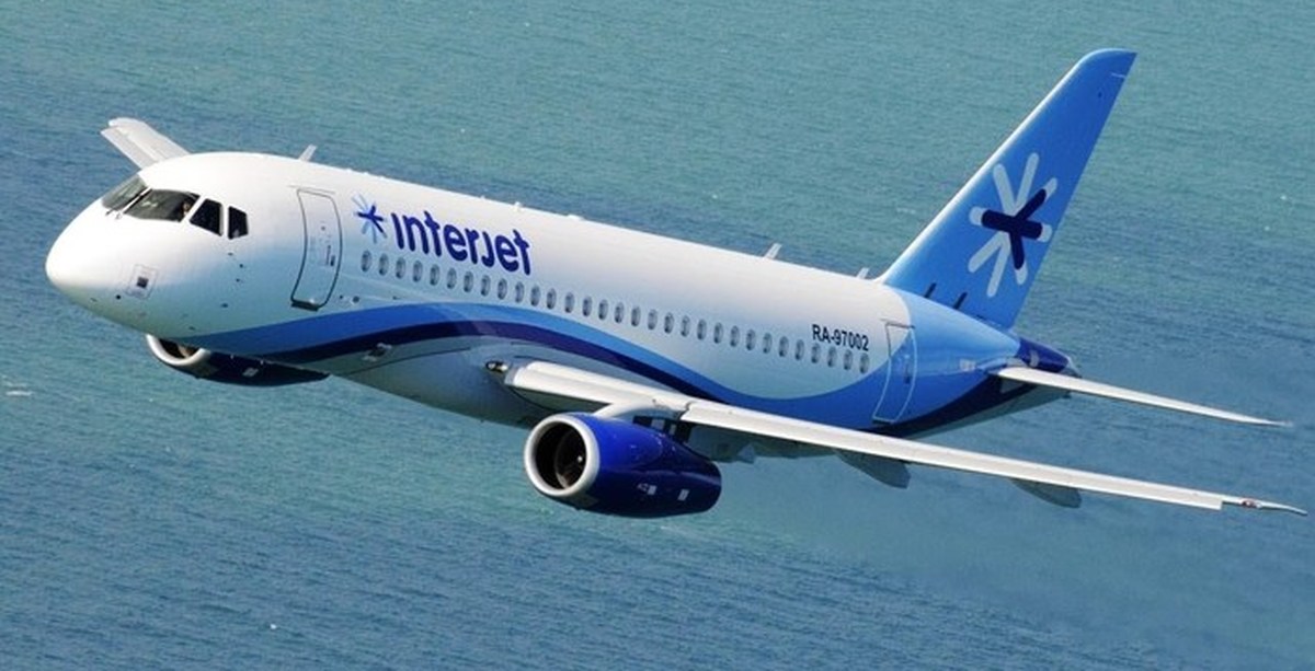 Сухой джет 100. Супер Джет 100 самолет. Interjet SSJ-100. SSJ-100 самолет салон.