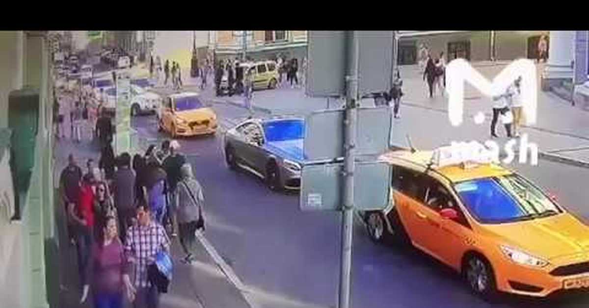 Сбила толпу людей. Типичный Московский таксист. Авария такси ночью Москва.