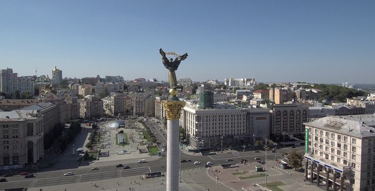 Киев видео. Киев площадь независимости Ленин. Майдан Незалежності 2012. Монумент независимости Украины с дрона. Киев сейчас с дрона.