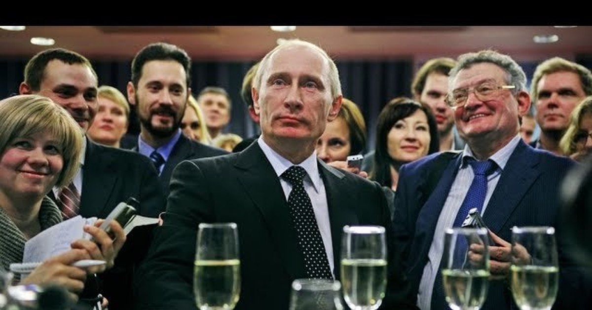 День рождение путиной. Путин с шампанским. Путин празднует день рождения. Президент с бокалом. Путин поднимает бокал.