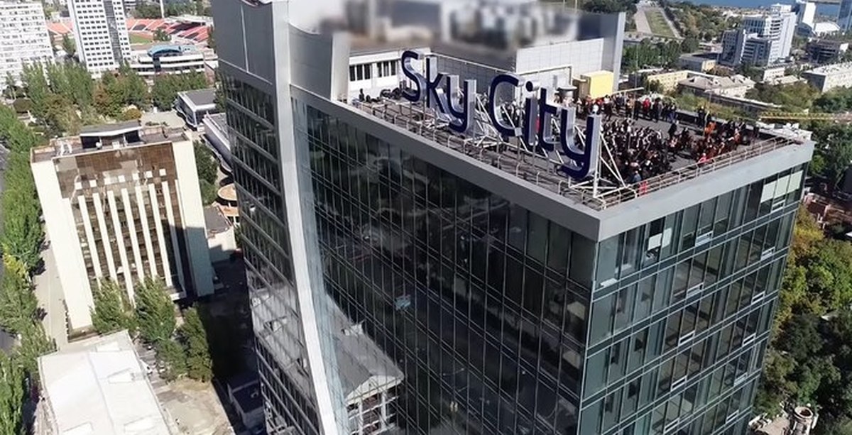 Филармония на крыше. Скай Сити Донецк. Здание Sky City Донецк. Sky City Донецк концерт на крыше. Здание Скай Сити в Донецке.