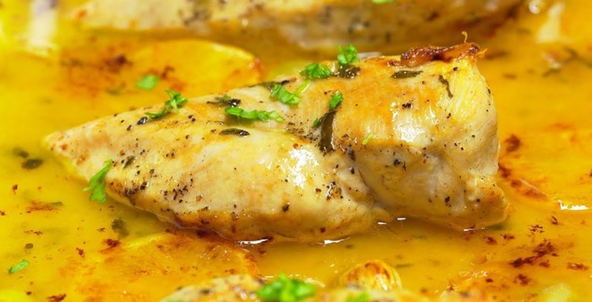 курица с лимоном и чесноком на сковороде. курица тушеная в соусе. курица в лимонном соусе. курица в лимонном соусе. французские блюда на ужин.