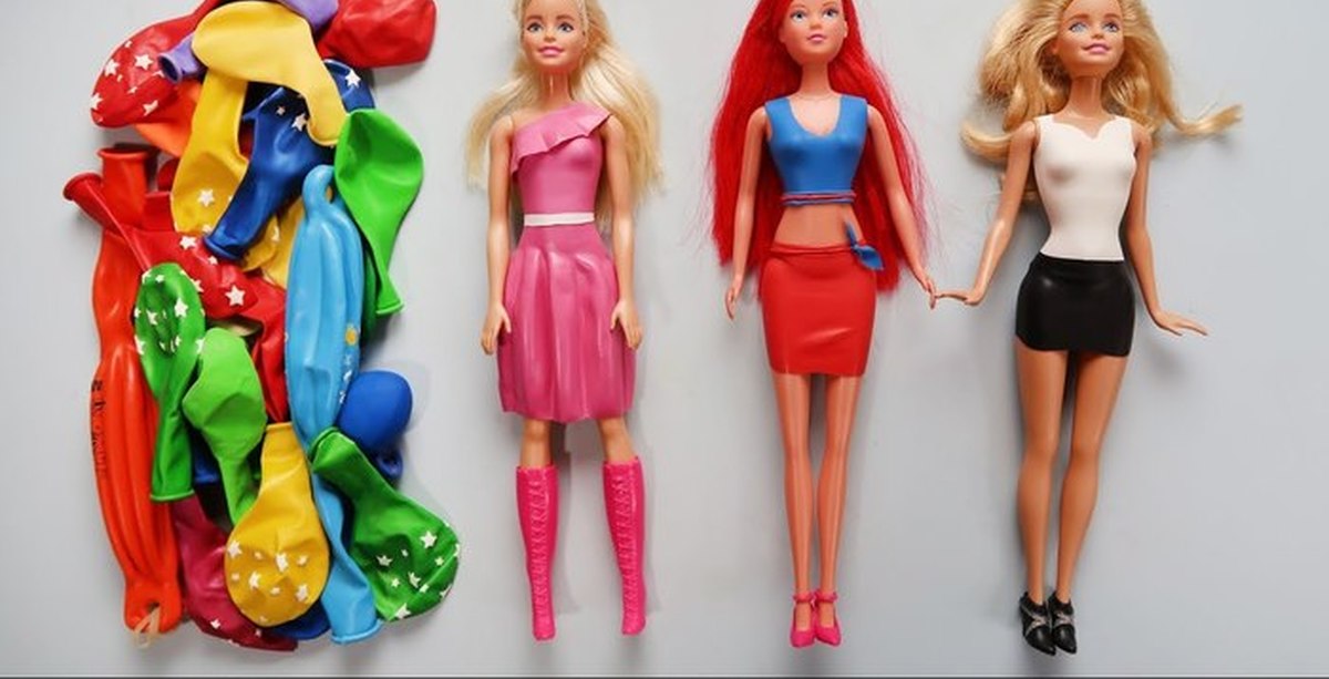 Пластилин для барби. Одежда для куклы из шарика. Одежда для Барби из шариков. А дежда для кукол из шарика. Одежда для кукол из шариков воздушных.