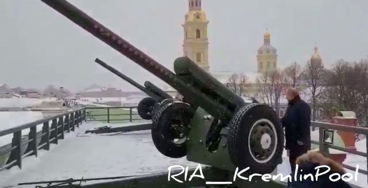Откуда раздается пушечный выстрел. Пушки Петропавловской крепости в Санкт-Петербурге. Пушки Петропавловской крепости. Полуденный выстрел в Санкт-Петербурге. Пушки с Нарышкина бастиона Петропавловской крепости.