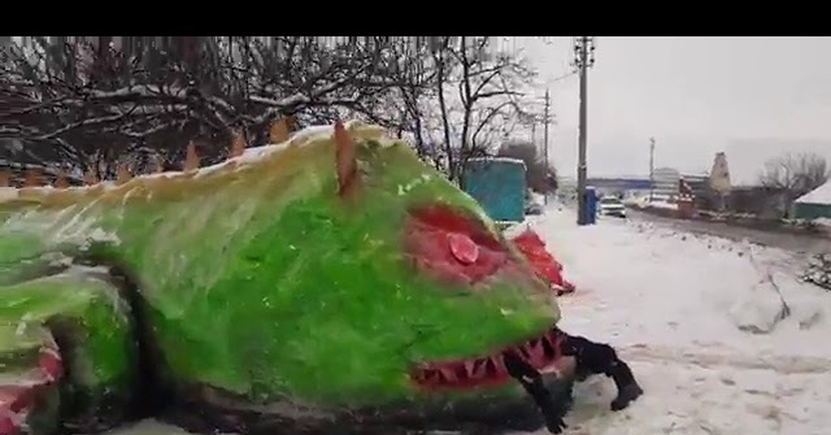 Съедают 3. Белгородский дракон. Дракон из снега в Белгороде фото на Супруновской. Фото Белгородский дракон. Липец эскурсив Белгород дракон.