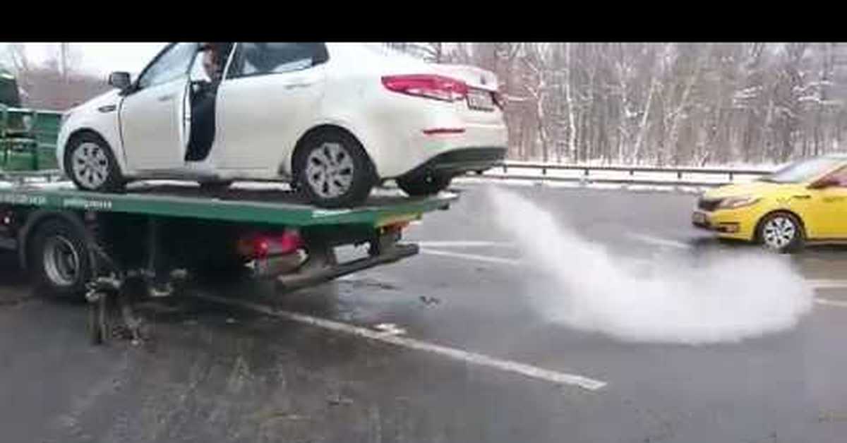 Водитель уехал на авто с эвакуатора в Москве | Пикабу