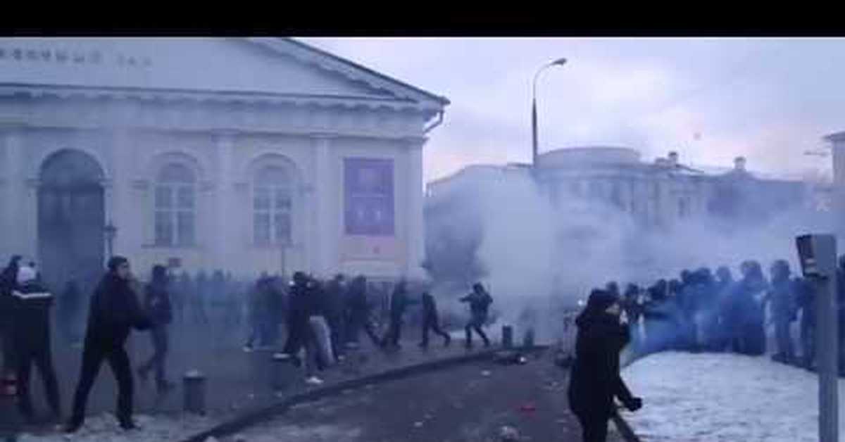 Дагестан беспорядки сегодня. Манежная площадь Москва Околофутбола. Столкновения на Манежной после убийства Егора Свиридова. Бродмур бунт на крыше. Избитые кавказцы Манежка как должны выглядеть.