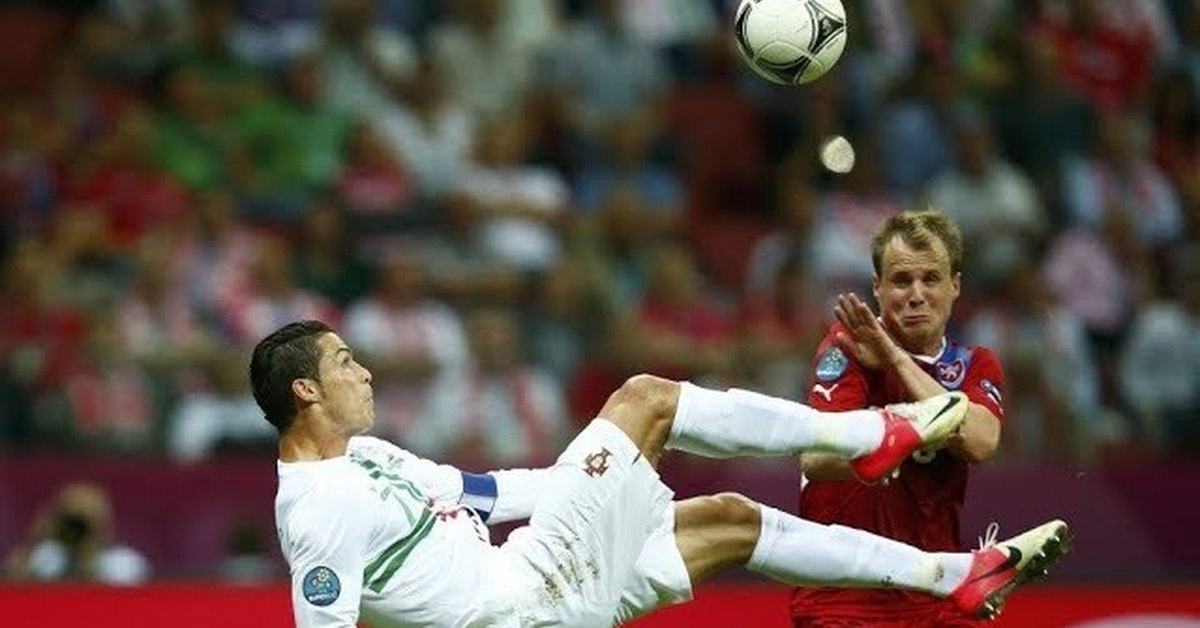 Удар через себя в футболе. Криштиану Роналду удар через себя. Евро 2012 голы. Роналду Португалия удар через себя.