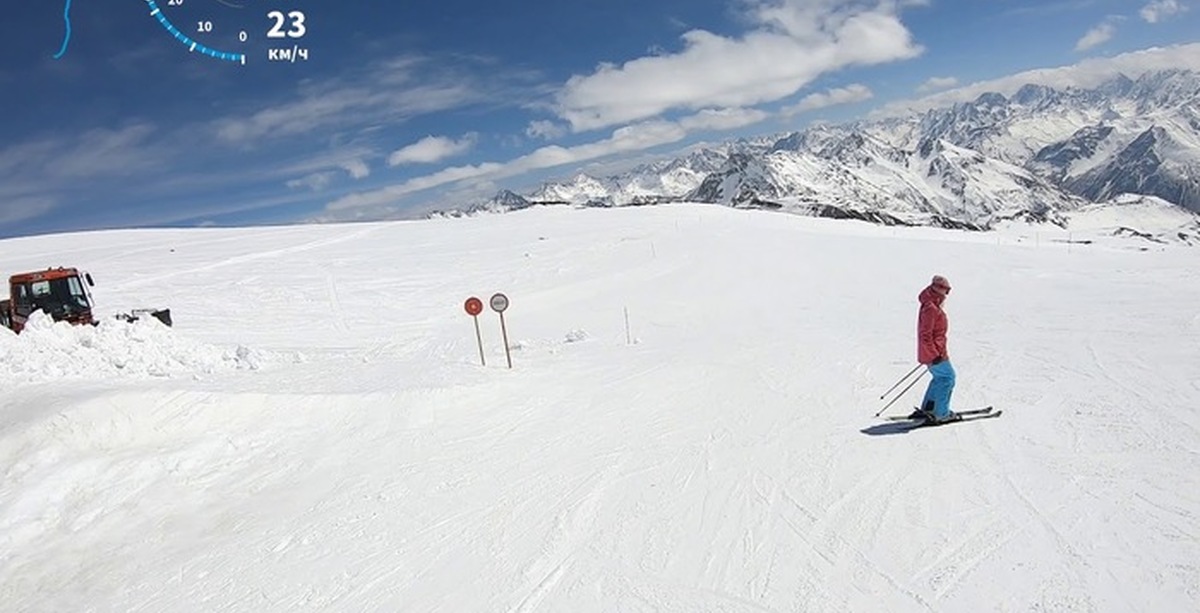 4400 метров. Вершина горы эльбрус. 4400 метров. Ледопад на пике ленина. Снегоход на эльбрусе скалы.