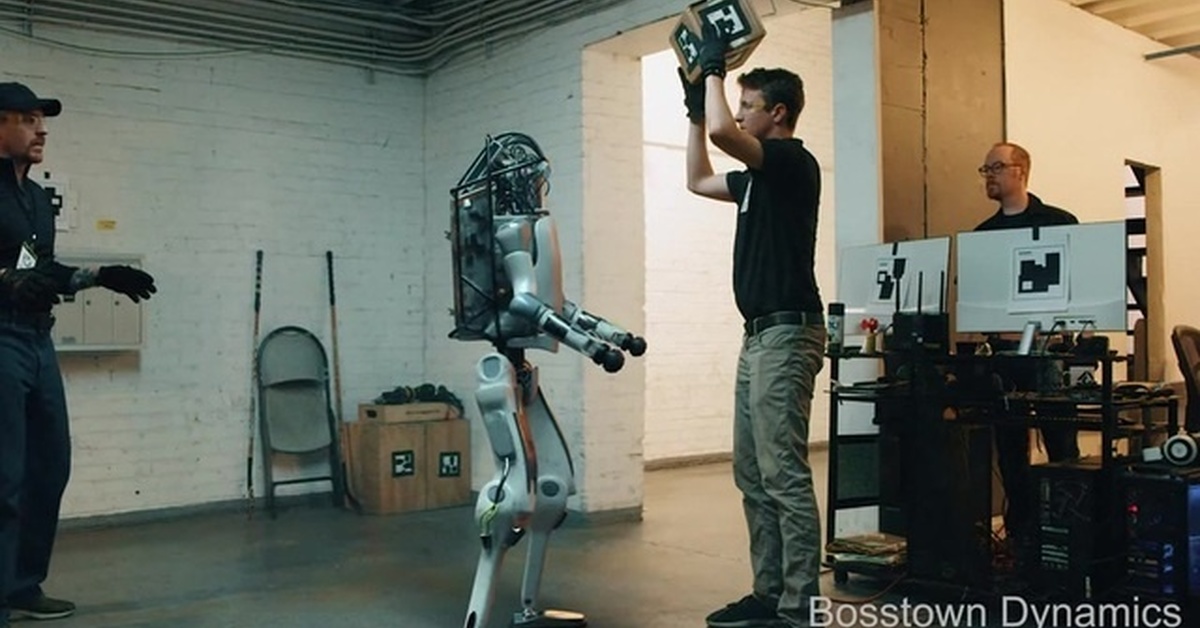Роботы а не человек песня. Робот атлас Бостон Динамикс. Робот грузчик Бостон Динамикс. Бостон Динамикс робот с оружием. Бостон Динамикс человек и робот.