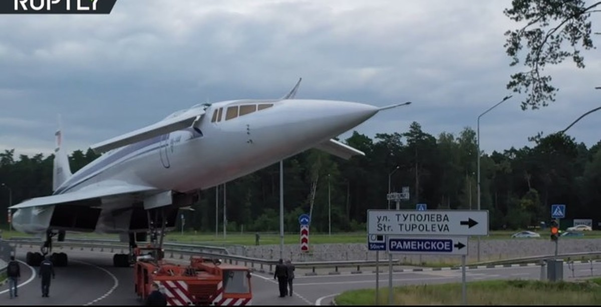 Жуковский видео. Жуковский самолет ту 144. Самолет на Туполева в Жуковском. Ту 144 на въезде в Жуковский. Сверхзвуковой самолет в Жуковском.