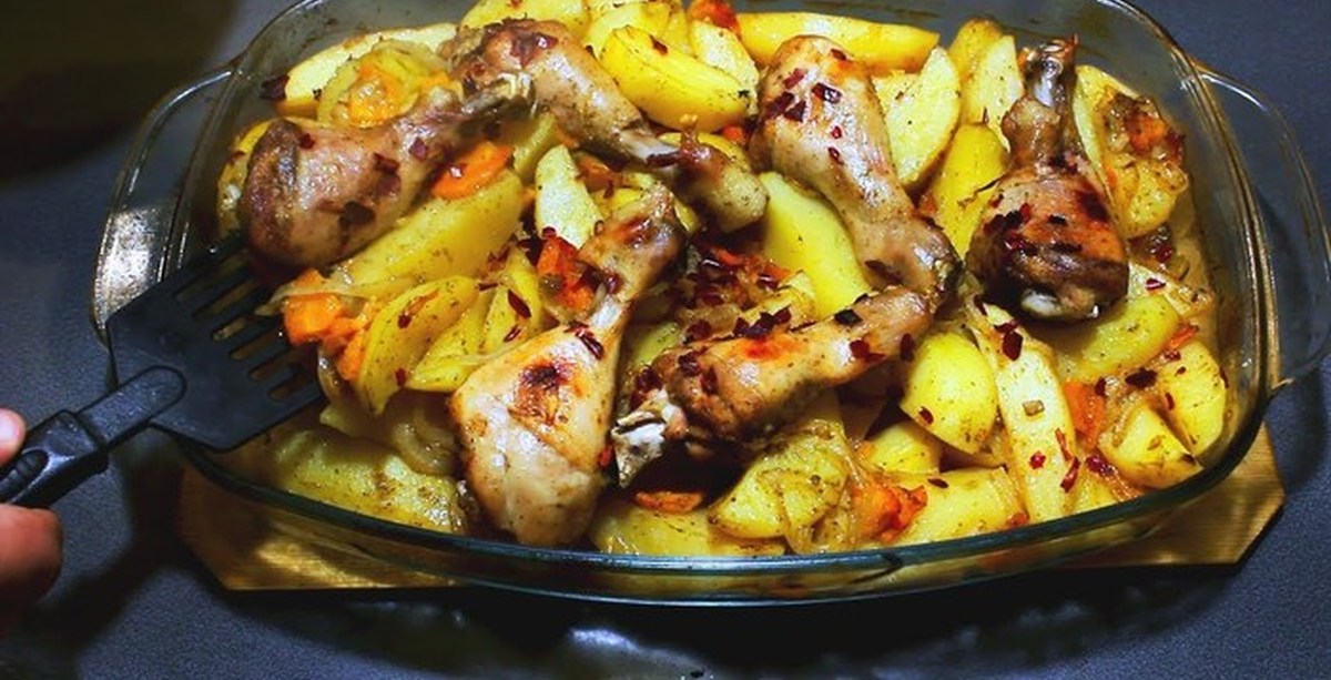 окорочка в духовке с картошкой. картошка с курицей быстро. картошка с курицей быстро. картошка с курицей быстро. жареный картофель с курицей.