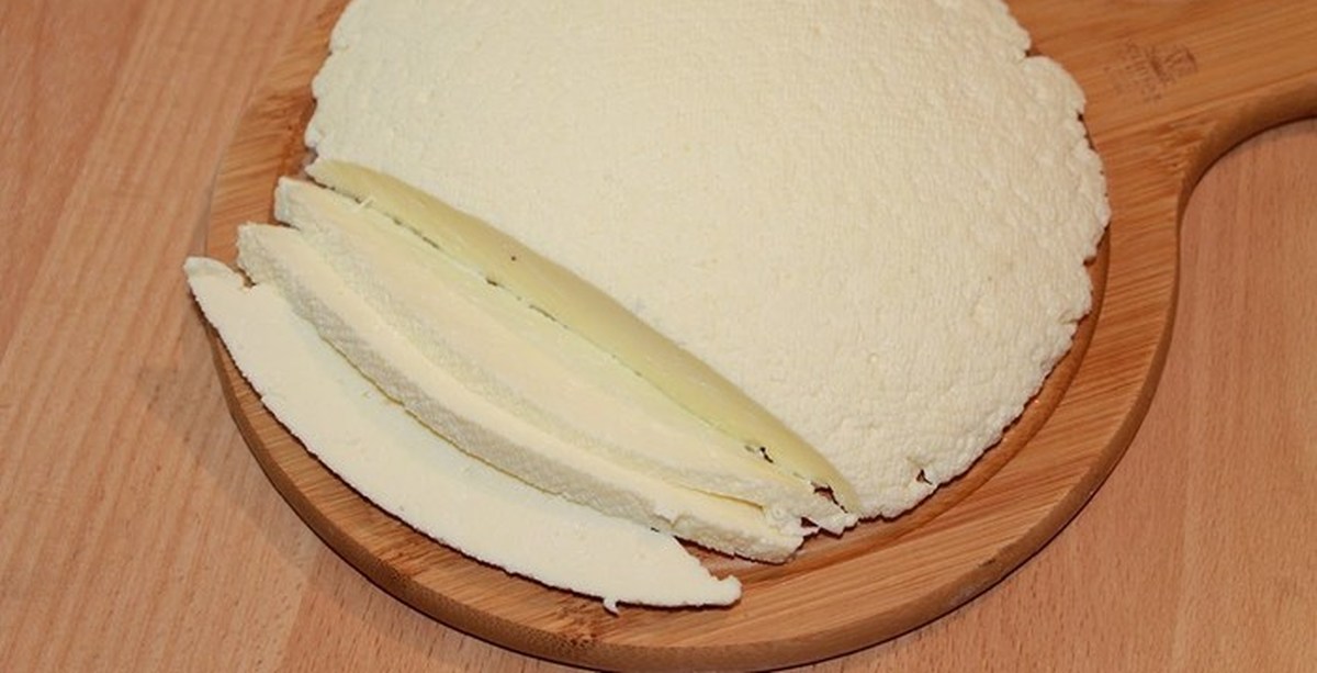 Сыр нежный рецепт. Домашний сыр. Сыр из молока. Сыр из молока и сметаны. Домашний сыр из молока.