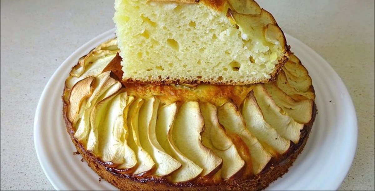 Тесто творог яблоки в духовке. Пирог с яблоками. Пирог с творогом. Творожный пирог с яблоками. Пирог с творогом и яблоками.