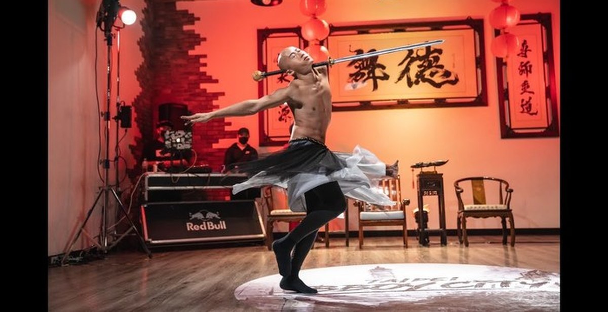 Азиат танцует. Тайваньские танцы. Тайвань танцы. Танец шоу с мечами.