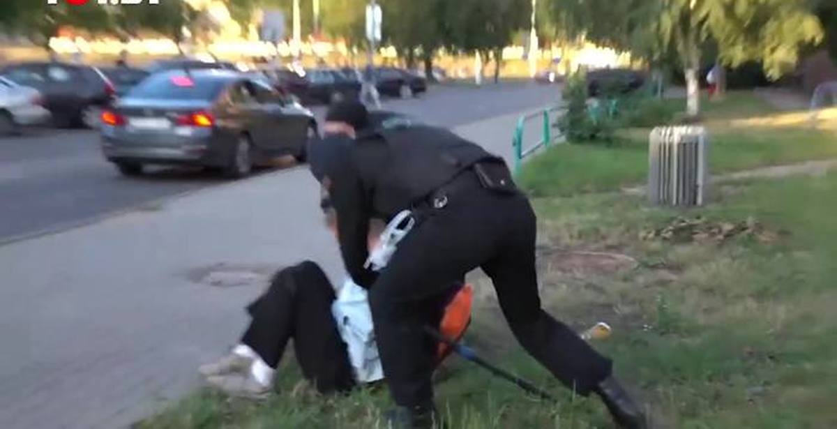 Парень граната. Избиение омоновцами парня. Избитый пацан на задержании.