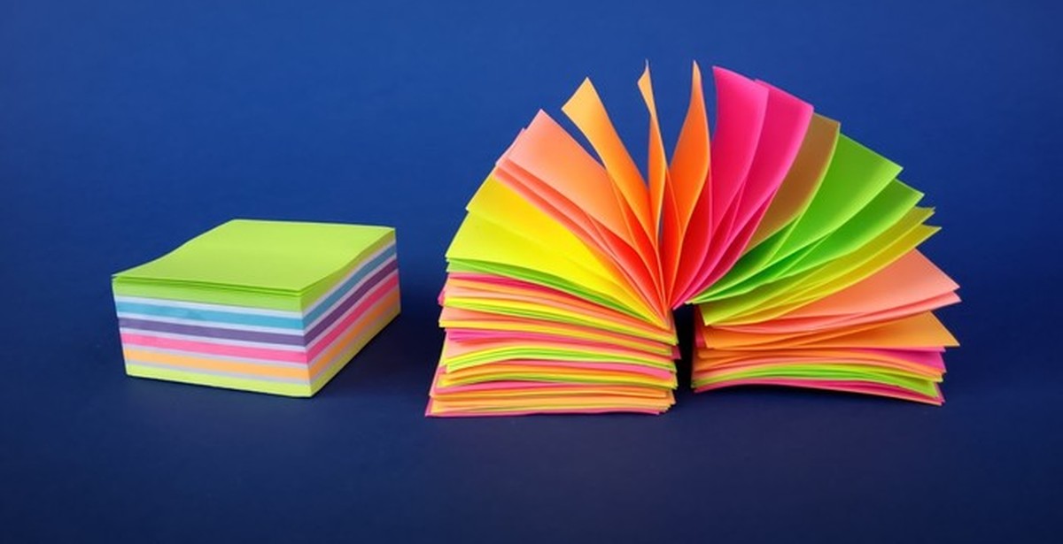 Бумажные антистрессы. Игрушка пружинка из бумаги. Оригами из стикеров. Оригами пружинка. Оригами игрушка антистресс.