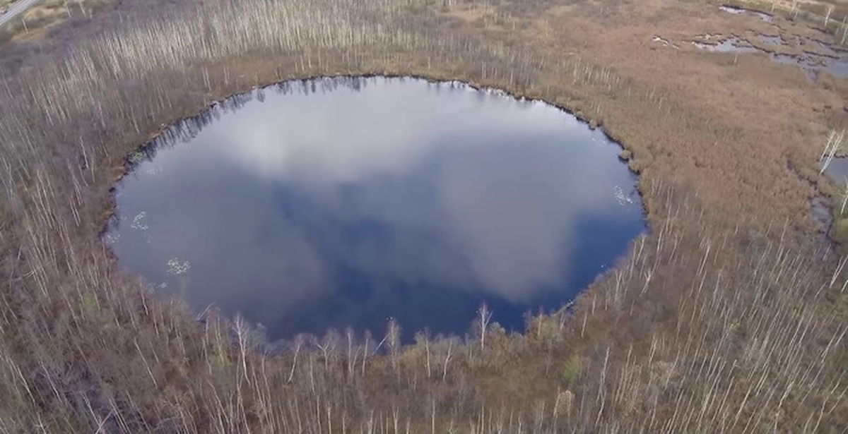 Озеро круглое глубина. Бездонное озеро Солнечногорск. Бездонное круглое озеро в Солнечногорске. Круглое озеро Московская область Солнечногорский район. Бездонное озеро Солнечногорск глубина.